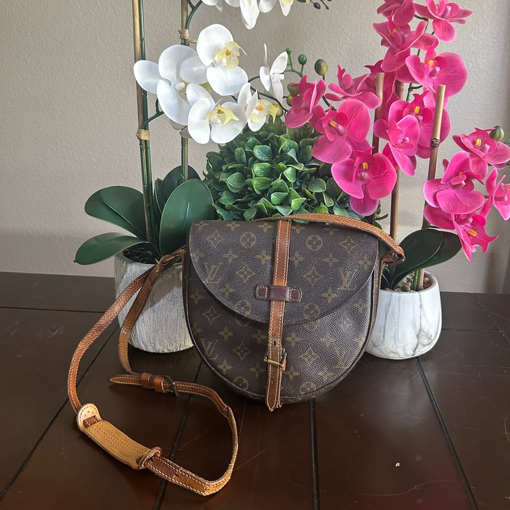 Louis Vuitton Chantilly crossbody EUC